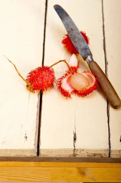 Frutta Fresca Rambutan Tropicale Tavolo Legno Rustico — Foto Stock