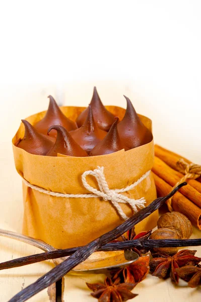 Dolce Alla Vaniglia Cioccolato Appena Sfornato Torta Alle Spezie Tavolo — Foto Stock