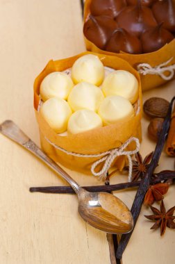 rustik ahşap masa üzerinde çikolata baharat ve vanilya kremalı pasta tatlı taze pişmiş 