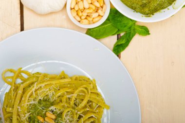 İtalyan geleneksel fesleğen pesto makarna malzemeleri parmesan peynirçam fıstığı sızma zeytinyağı sarımsak rustik bir masada 