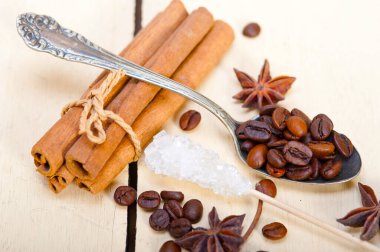  kahve şeker ve baharat beyaz ahşap rustik masa üzerinde gümüş kaşık üzerinde 