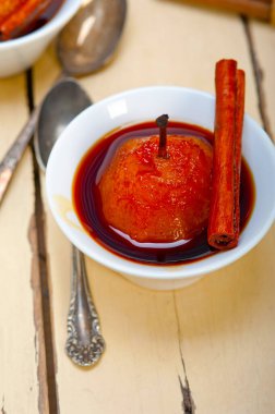 Haşlanmış armut lezzetli ev yapımı tarifi ove beyaz rustik ahşap masa