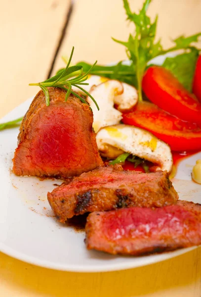 Filé Carne Mignon Grelhado Com Legumes Frescos Lateral Cogumelos Tomate — Fotografia de Stock