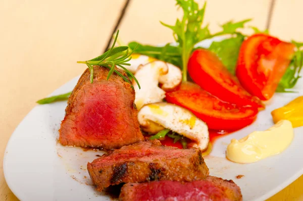 Biftek Fileminyon Yanında Taze Sebze Mantar Domates Roka Salatası — Stok fotoğraf