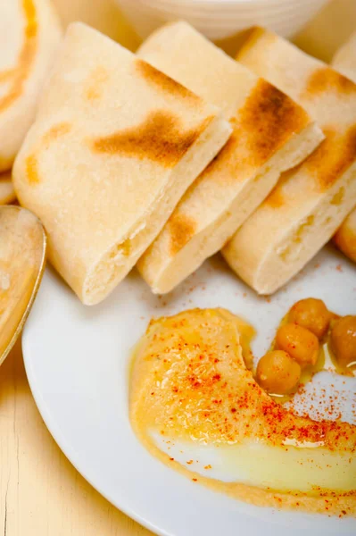 Traditionella Kikärter Hummus Med Vitabröd Och Paprika Ovanpå — Stockfoto