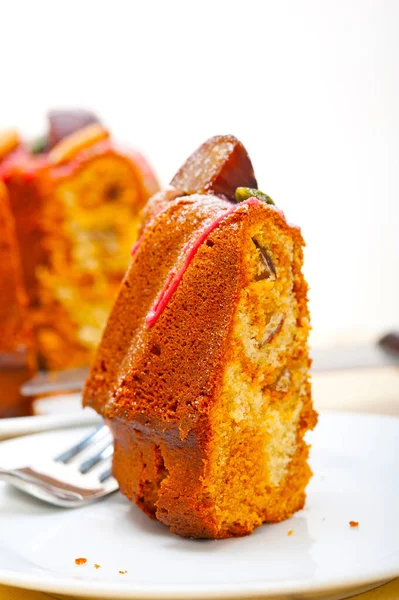 有杏仁和开心果顶上的新鲜栗子蛋糕面包甜点 — 图库照片