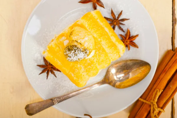 Taze Yapımı Krema Pasta Tatlı Baharat Beyaz Rustik Ahşap Masa — Stok fotoğraf