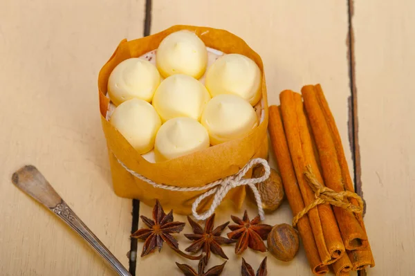 소박한 테이블 신선한 바닐라와 향신료 케이크 디저트 — 스톡 사진