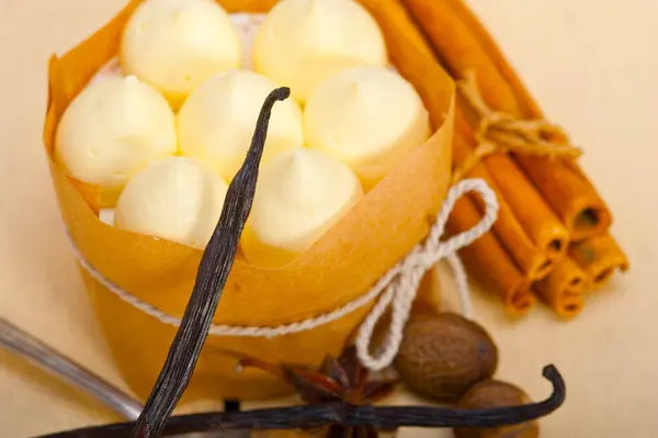 Dessert Gâteau Vanille Crème Épicée Frais Sur Une Table Rustique — Photo