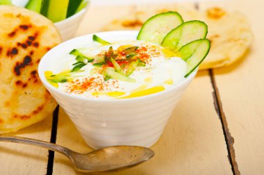 Arap Ortadoğu keçi yoğurt ve salatalık salatası 