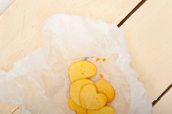新鲜烤心形饼干情人节一天饼干上纸包装 — 图库照片