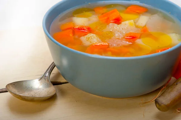 Sopa Minestrone Italiana Tradicional Uma Mesa Rústica Com Ingredientes — Fotografia de Stock