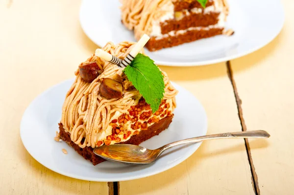 Rustik Beyaz Ahşap Masa Üzerinde Taze Pişmiş Kestane Kremalı Kek — Stok fotoğraf
