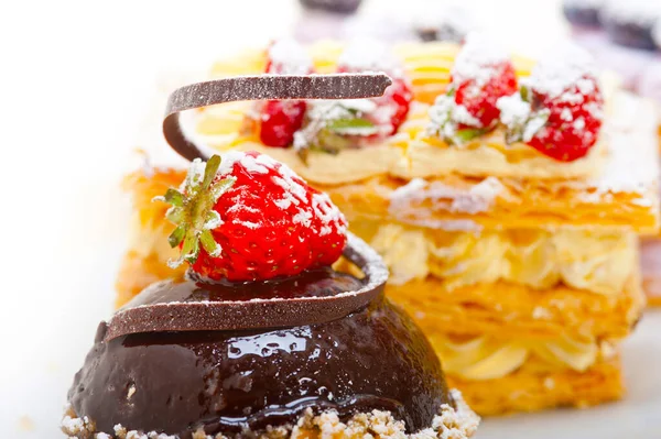 신선한 나폴레옹과 초콜릿 케이크 디저트 접시의 스톡 사진