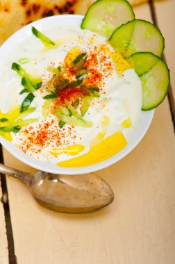 Arap Ortadoğu keçi yoğurt ve salatalık salatası 