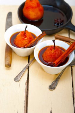 Haşlanmış armut lezzetli ev yapımı tarifi ove beyaz rustik ahşap masa