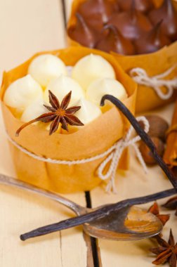 rustik ahşap masa üzerinde çikolata baharat ve vanilya kremalı pasta tatlı taze pişmiş 