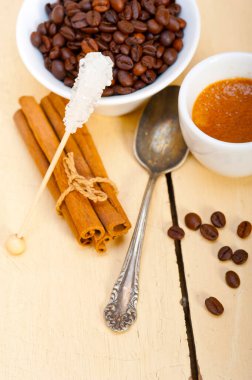 Espresso kahve şeker ve baharat ile beyaz ahşap rustik masa üzerinde