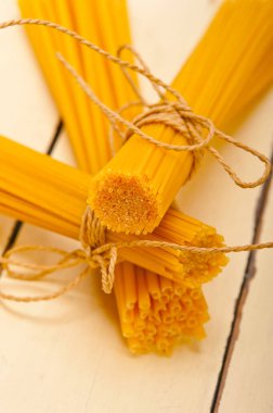 İtalyan makarna türü bir beyaz rustik tabloda demet 