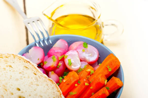 Schüssel Mit Gedämpftem Wurzelgemüse Auf Einem Rustikalen Weißen Holztisch — Stockfoto