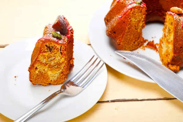 アーモンドとピスタチオの上に新鮮な栗のケーキ デザート — ストック写真
