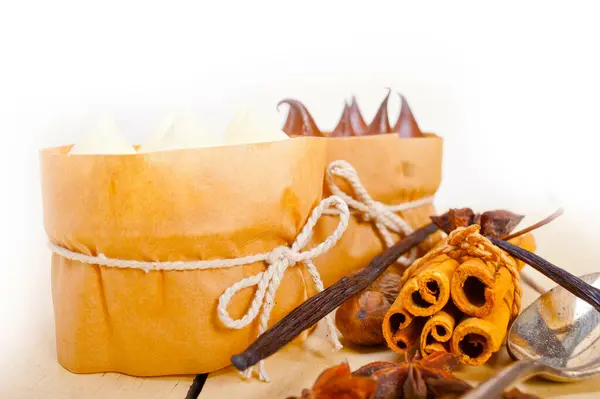 Rustik Ahşap Masa Üzerinde Çikolata Baharat Vanilya Kremalı Pasta Tatlı — Stok fotoğraf