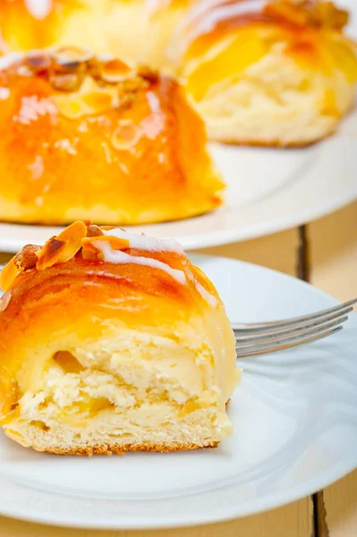 Frisch Gebackenes Süßes Brot Donut Kuchen Mit Mandeln Und Puderzucker — Stockfoto