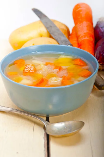 Sopa Minestrone Italiana Tradicional Uma Mesa Rústica Com Ingredientes — Fotografia de Stock