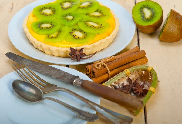 Kue Tart Kiwi Dengan Lemon Krim Custard Dan Rempah Rempah Stok Foto