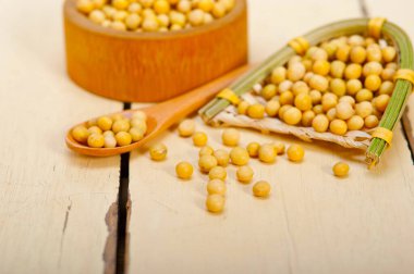 Organik soya fasulyesi rustik ahşap masa makro portre üzerinde