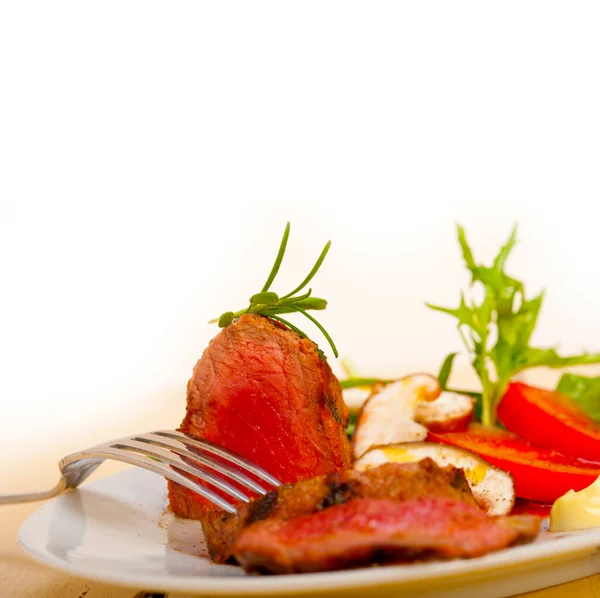 Filete Ternera Mignon Parrilla Con Verduras Frescas Lado Setas Tomate —  Fotos de Stock