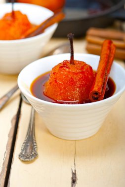 Haşlanmış armut lezzetli ev yapımı tarifi ove beyaz rustik ahşap masa