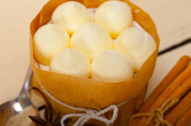 rustik beyaz ahşap masa üzerinde taze vanilya ve baharat kremalı kek tatlı