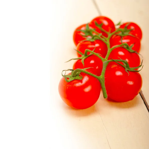 Verse Kerstomaten Een Cluster Boven Rustieke Houten Tafel — Stockfoto