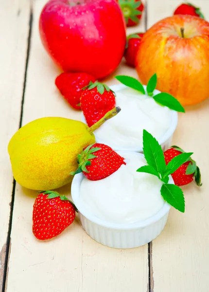 Frutas Frescas Iogurte Leite Integral Uma Mesa Madeira Rústica — Fotografia de Stock