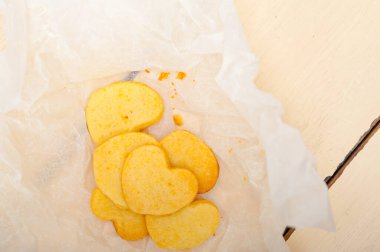 taze pişmiş kalp kurabiye Sevgililer günü kurabiyeleri kağıt sarma şeklinde.