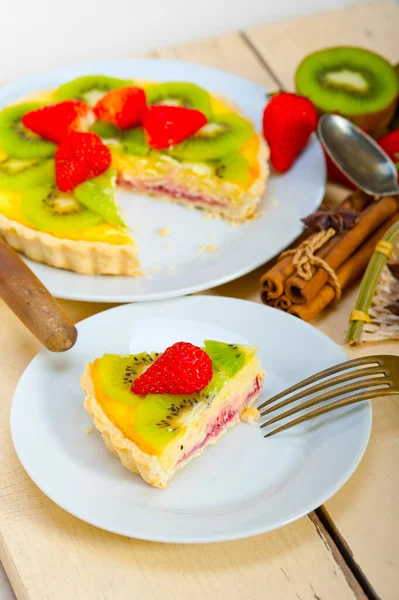 Kiwi Pastel Fresa Tarta Con Crema Crema Crema Limón Especias — Foto de Stock