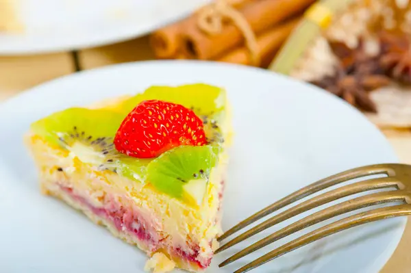 Kiwi Torta Morango Torta Com Creme Creme Limão Especiarias — Fotografia de Stock