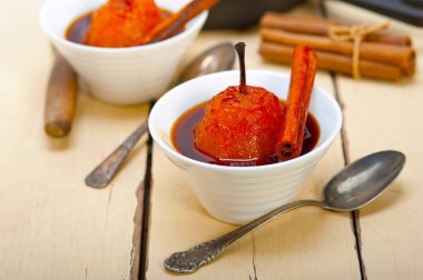 Haşlanmış armut lezzetli ev yapımı tarifi ove beyaz rustik ahşap masa