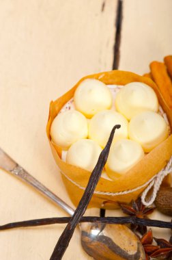 rustik beyaz ahşap masa üzerinde taze vanilya ve baharat kremalı kek tatlı