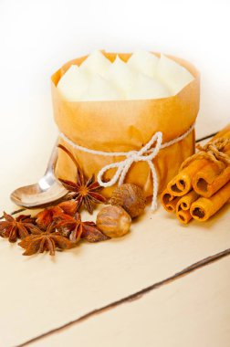 rustik beyaz ahşap masa üzerinde taze vanilya ve baharat kremalı kek tatlı