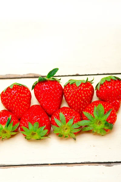 Fragola Fresca Biologica Tavolo Legno Bianco Rustico — Foto Stock