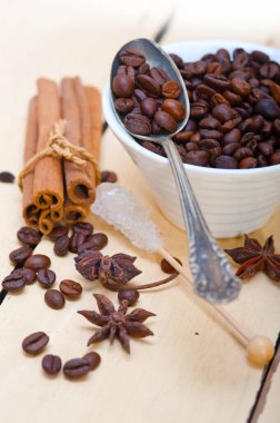  kahve şeker ve baharat beyaz ahşap rustik masa üzerinde gümüş kaşık üzerinde 