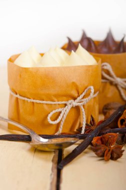 rustik ahşap masa üzerinde çikolata baharat ve vanilya kremalı pasta tatlı taze pişmiş 