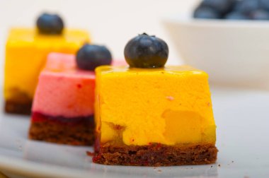 taze çilek ve mango mousse tatlı kek blueberry ile