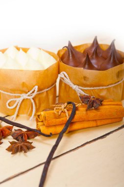 rustik ahşap masa üzerinde çikolata baharat ve vanilya kremalı pasta tatlı taze pişmiş 