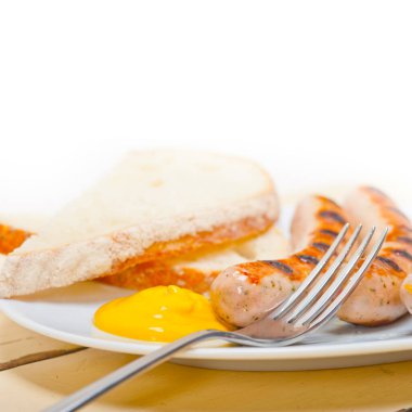 Sarı hardal ile geleneksel taze Alman wurstel sosis ızgara 