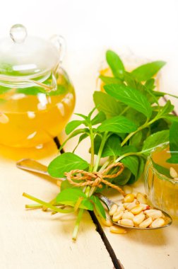 Arap geleneksel tarzı nane ve çam fıstığı çay tay denir