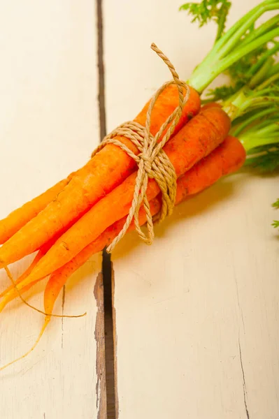 Zanahorias Recién Nacidas Atadas Con Cuerda Sobre Una Mesa Rústica —  Fotos de Stock