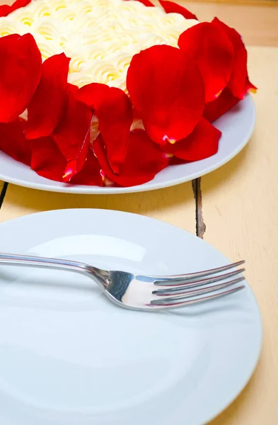 Schlagsahne Mango Kuchen Mit Roten Rosenblättern — Stockfoto